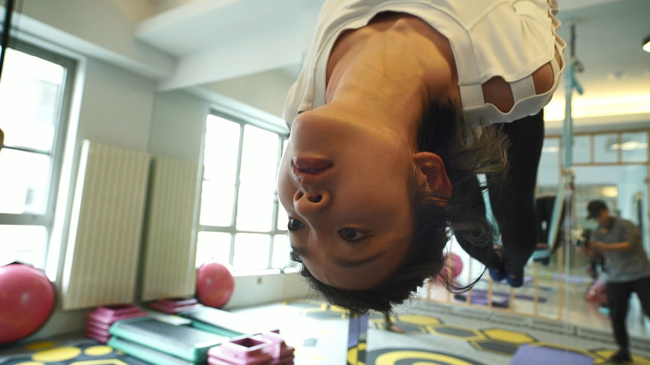 [明星]唐艺昕近距离拍摄瑜伽紧身高清视频[2v-3.95G-1080P]