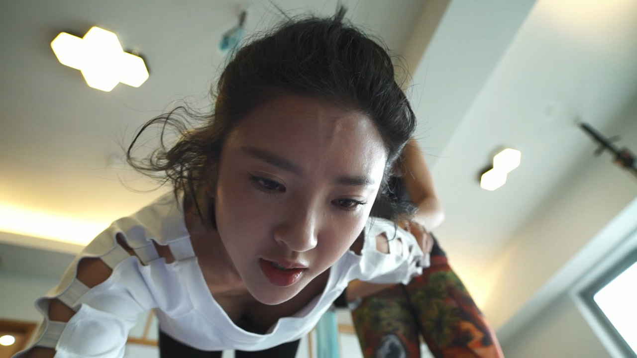 [明星]唐艺昕近距离拍摄瑜伽紧身高清视频[2v-3.95G-1080P]